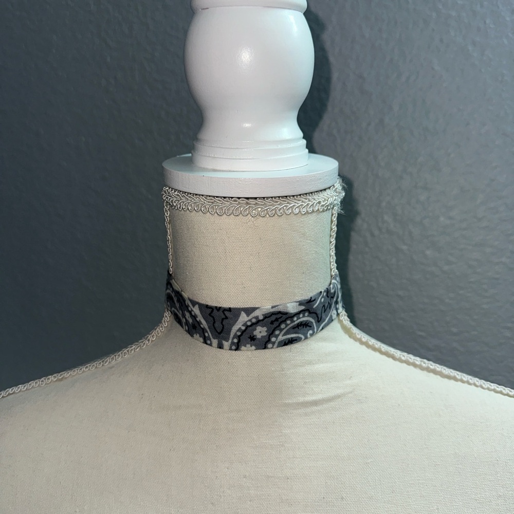 Elegant Paisley Choker Necklace